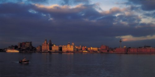 LIV025 Liverpool UNESCO World Heritage Site Liverpool Waterfront with a pilot boat racing home Guy Woodland 1989-2011
