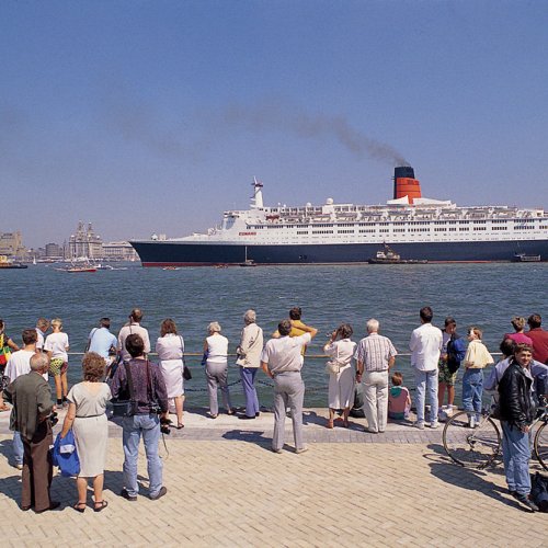 LIV141 Liverpool UNESCO World Heritage Site The QEII on a perfect summers day Guy Woodland 1989-2011