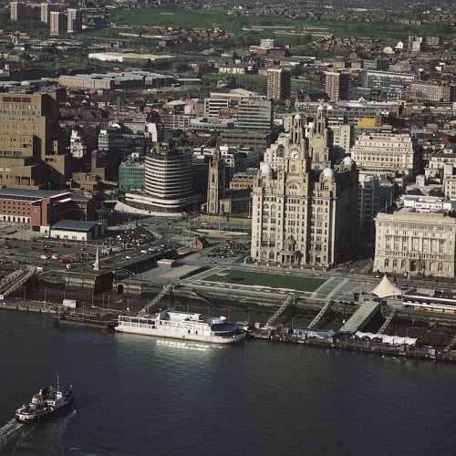 LIV750 Liverpool UNESCO World Heritage Site The ferry paces across the Mersey in about 1991 Guy Woodland 1989-2011