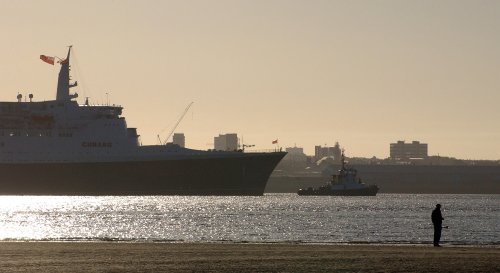 C053-25 Liverpool UNESCO World Heritage Site The QEII slips into the Mersey, here at New Brighton Guy Woodland 1989-2011