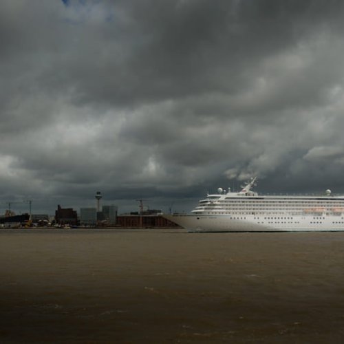 G113-02 Liverpool UNESCO World Heritage Site Crown Princess with 3114 passangers - massive Guy Woodland 1989-2011