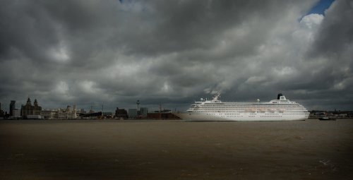 G113-02 Liverpool UNESCO World Heritage Site Crown Princess with 3114 passangers - massive Guy Woodland 1989-2011